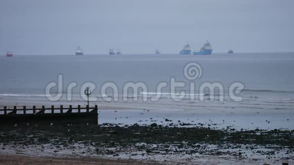 近海补给船漂浮在靠近阿伯丁海滩的北海视频的预览图