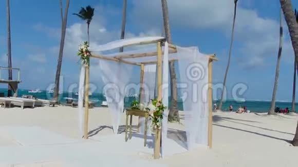 沙滩上的海滨婚礼视频的预览图