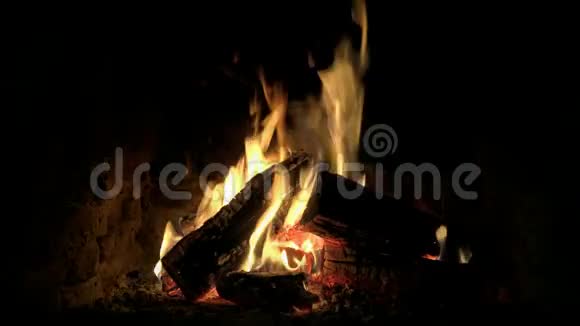 美丽舒适可爱的4k环视图火柴火焰慢慢燃烧在壁炉篝火原木平静的气氛视频的预览图