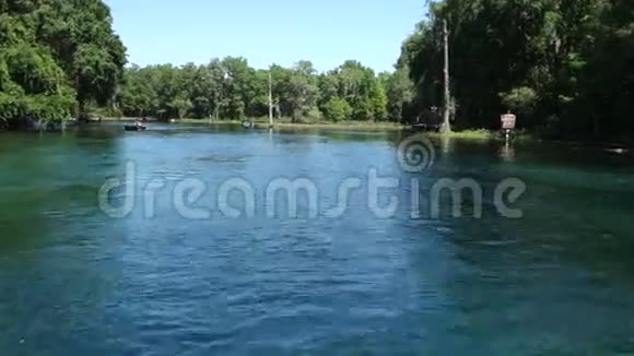 在水晶河上划船视频的预览图