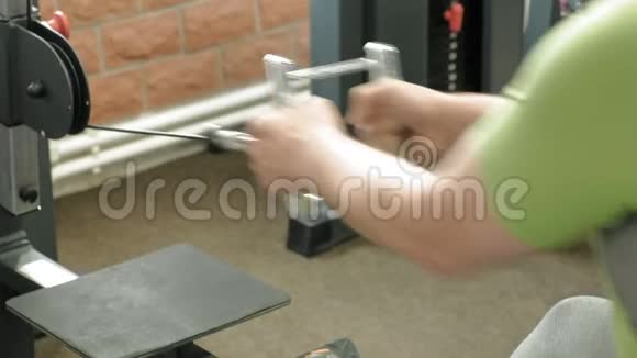 超重的人在健身房里分享较低的渴望背部锻炼健身健康生活方式视频的预览图