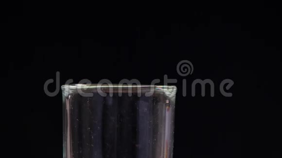 啤酒被倒入玻璃中视频的预览图