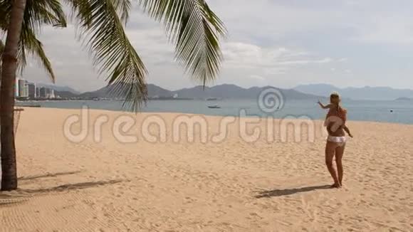 小女儿在沙滩上荡秋千视频的预览图