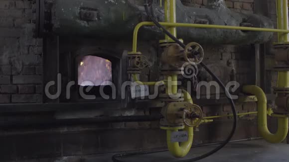 锅炉房开铁炉在工厂的炉子里着火视频的预览图