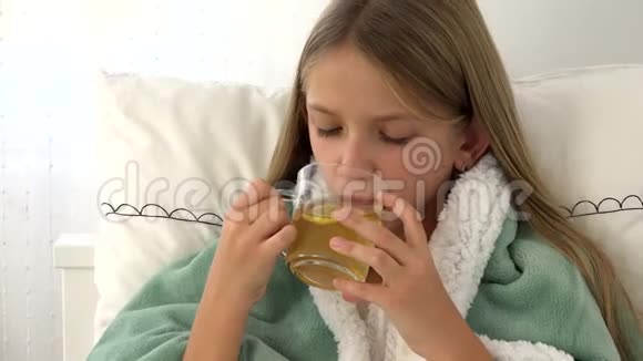 生病的儿童喝茶生病的儿童在床上受苦的女孩病人在医院视频的预览图