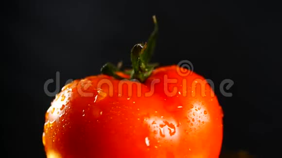 黑色背景上有机红番茄视频的预览图