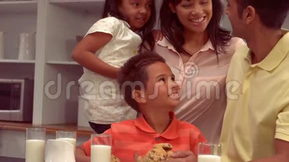 在厨房里微笑的西班牙裔家庭视频的预览图