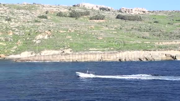 沿着马耳他海岸行驶的小型机动渔船视频的预览图