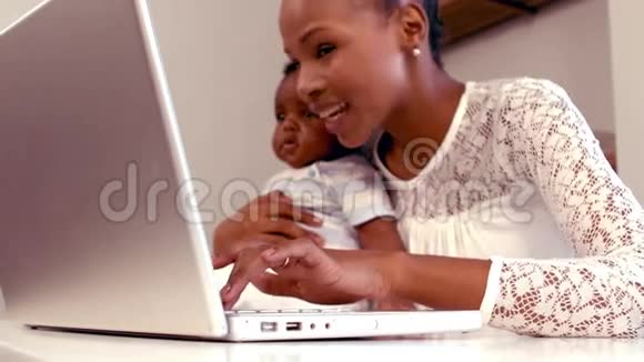 微笑着妈妈用键盘打字视频的预览图