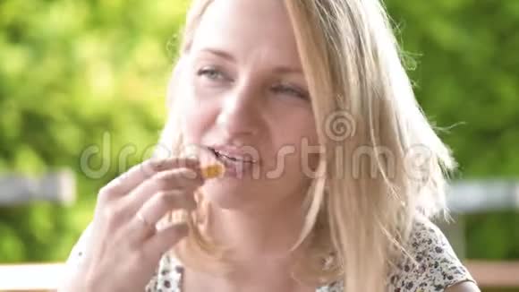 女人吃快餐视频的预览图