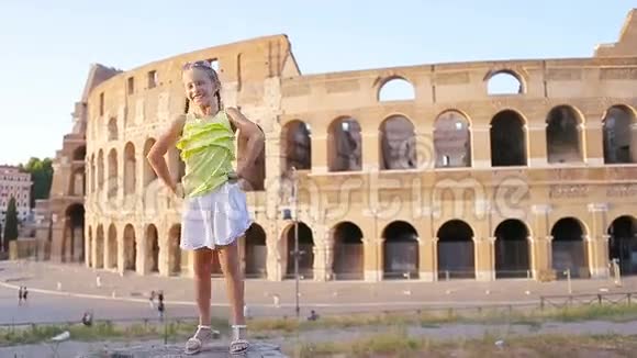 可爱的活泼的小女孩在意大利罗马竞技场前玩得很开心孩子在欧洲度过童年视频的预览图