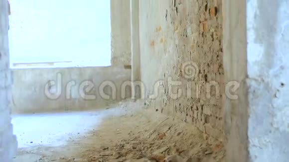 一个自由跑者的背部缓慢地从一个墓穴的墙壁上翻转视频的预览图