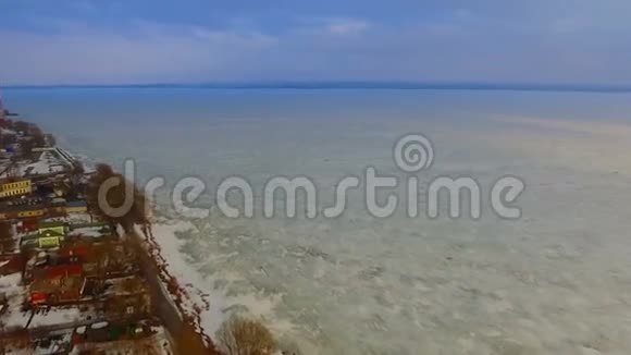 尼禄湖冰下的空中景色视频的预览图
