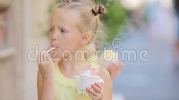 可爱的小女孩在户外夏天吃冰淇淋可爱的孩子们在罗马盖拉特利亚附近享受真正的意大利冰淇淋视频的预览图