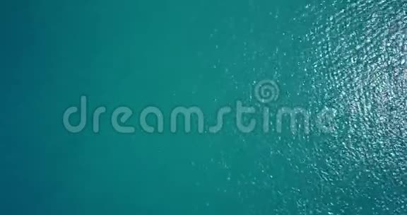 白色游艇停泊在意大利奥托亚德里亚海视频的预览图