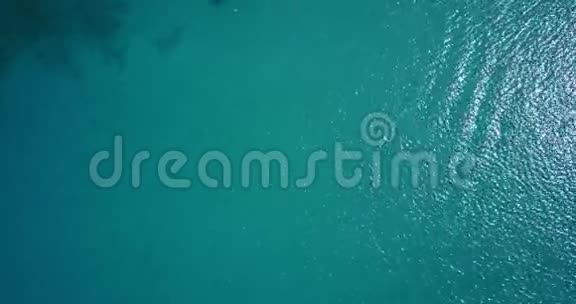 白色游艇停泊在意大利奥托亚德里亚海视频的预览图