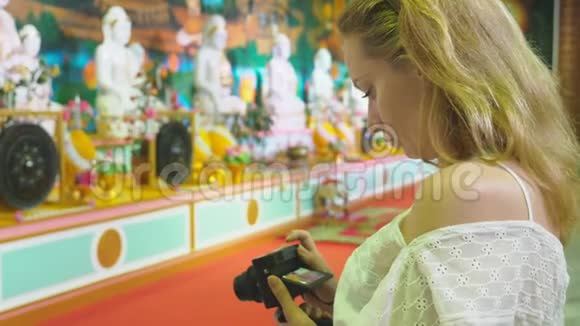 亚洲旅游的概念欧洲女游客白发苍苍蓝眼睛在佛教中看到风景视频的预览图