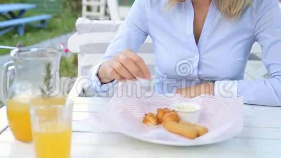 快乐有趣的女人在城里的咖啡馆吃零食视频的预览图
