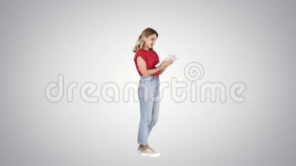 女士随意使用平板电脑梯度背景视频的预览图