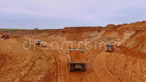 在采石场运输沙子的轻型卡车高空观沙作业视频的预览图