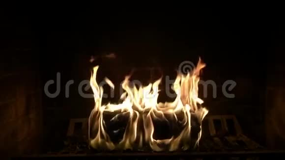 可爱美丽舒适的气氛令人满意的关闭慢动作射击火木火焰燃烧在原木壁炉视频的预览图