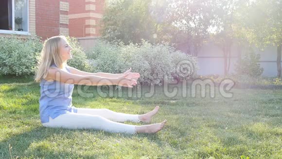 年轻的妈妈在草坪上拥抱一个女儿视频的预览图