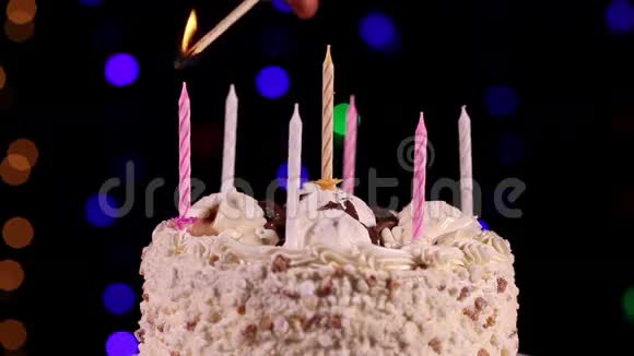 一只手点燃了生日蛋糕的蜡烛视频的预览图