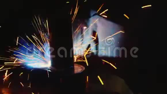 用电焊焊接在一起的对称零件的特写视频的预览图
