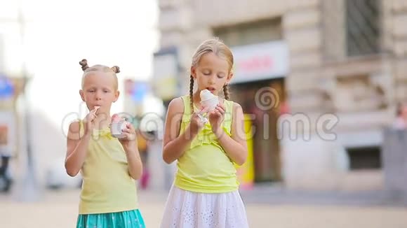 可爱的小女孩在户外夏天吃冰淇淋可爱的孩子们在罗马盖拉特利亚附近享受真正的意大利冰淇淋视频的预览图