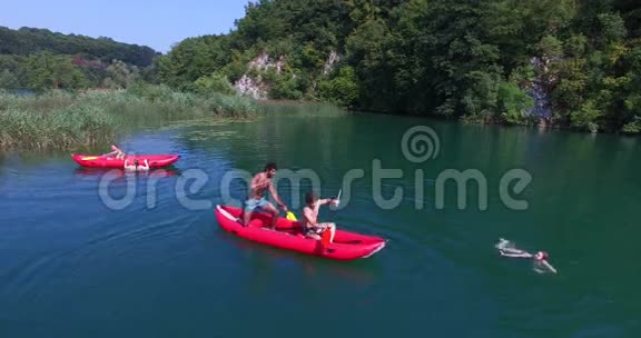 在美丽的阳光明媚的日子里朋友们在克罗地亚的梅雷兹尼察河上乘坐独木舟视频的预览图