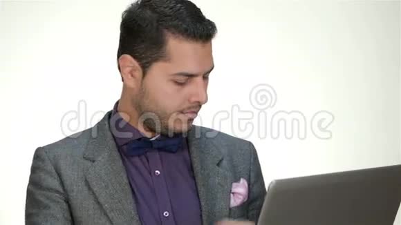 穿着正式的男性手提电脑视频的预览图