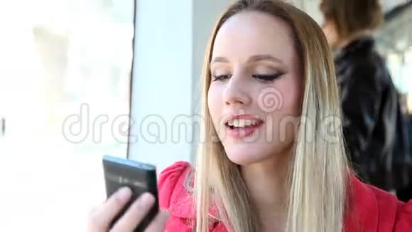 坐在电车上的漂亮金发美女接电话视频的预览图