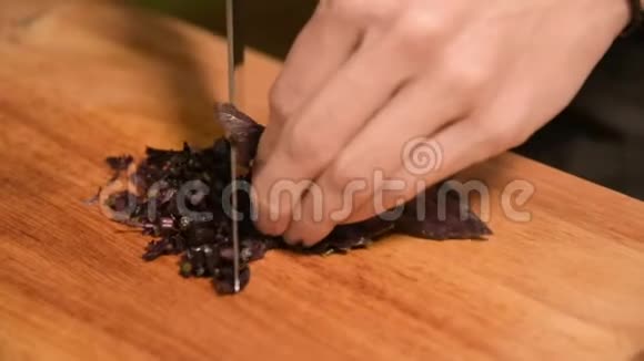 一个女孩的手特写在家厨房的一块木制砧板上小樱桃西红柿家常菜视频的预览图