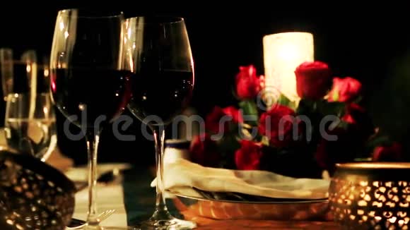 在印度北方邦阿格拉阿马尔别墅酒店举行的烛光晚餐拍摄视频的预览图