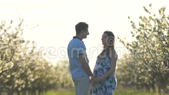 一位孕妇和她的丈夫在春天去公园视频的预览图