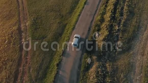 在乡村道路上行驶的汽车的鸟瞰图视频的预览图