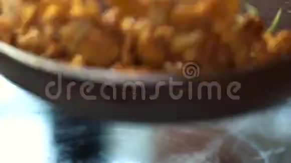 用金色的香菜煎锅视频的预览图