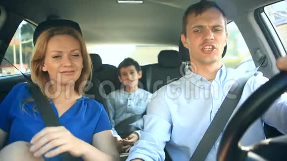 家人爸爸妈妈和儿子坐在车里他们和全家一起唱歌视频的预览图