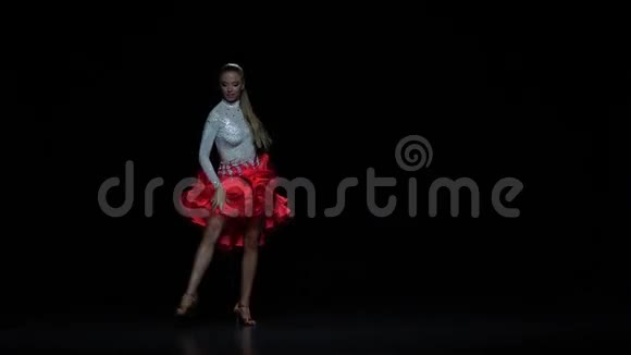 迷人的女孩舞蹈元素萨尔萨黑暗的背景慢动作视频的预览图