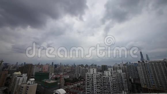 中国上海建筑背景上方的时间间隔多云视频的预览图