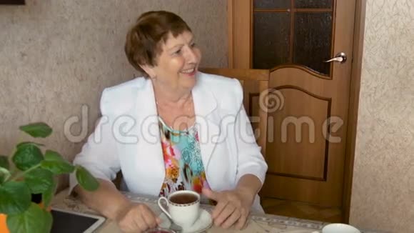 美丽的老夫妇在餐桌上喝茶视频的预览图