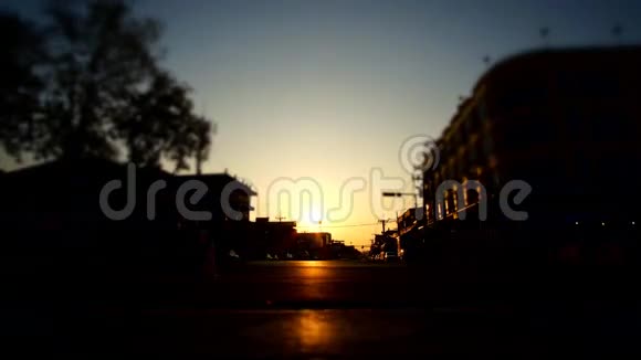 时光流逝夕阳下的步行街视频的预览图