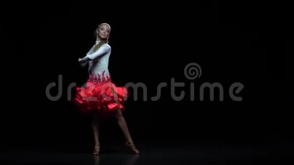 迷人的女孩舞蹈元素伦巴黑暗的背景慢动作视频的预览图