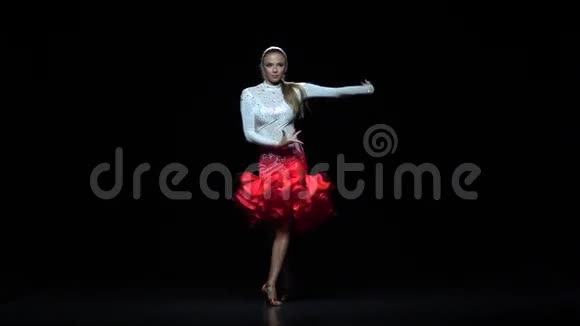 迷人的女孩舞蹈元素桑巴黑暗的背景慢动作视频的预览图