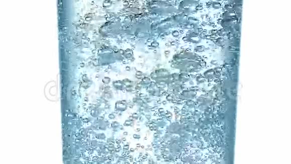 在白色背景下将水喷射成玻璃视频的预览图