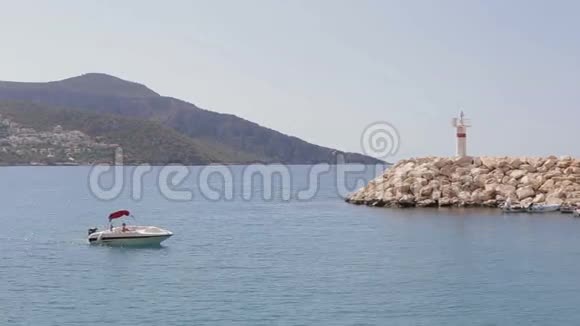 地中海沿岸船在海上航行视频的预览图