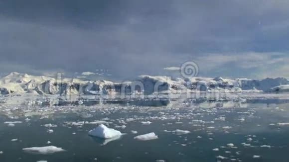 冰雪覆盖的海岸视频的预览图