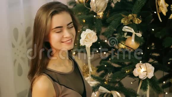 圣诞礼物盒的美女视频的预览图