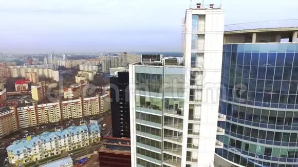 现代城市商务办公楼玻璃立面摩天大楼视频的预览图