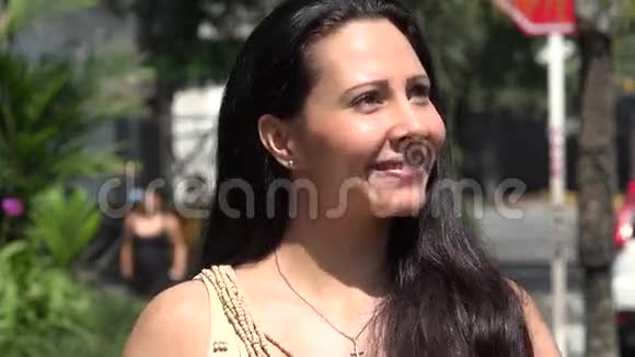 微笑女性城市行人视频的预览图